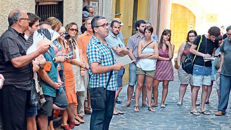 Un momento del acto celebrado ayer en el número 25 de la calle Sant Llorenç de Palma.