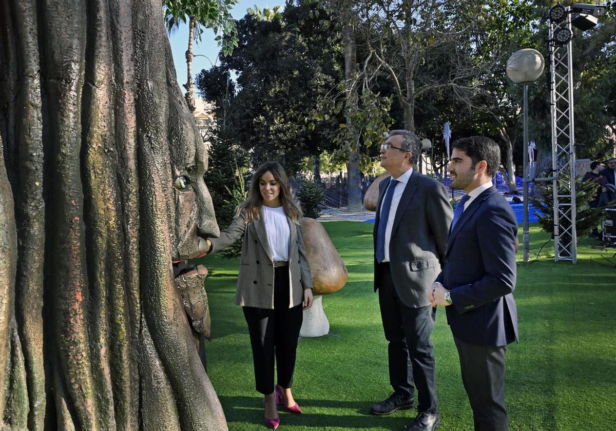 El alcalde de Murcia, José Ballesta, junto al árbol mágico del Jardín de los Sueños.
