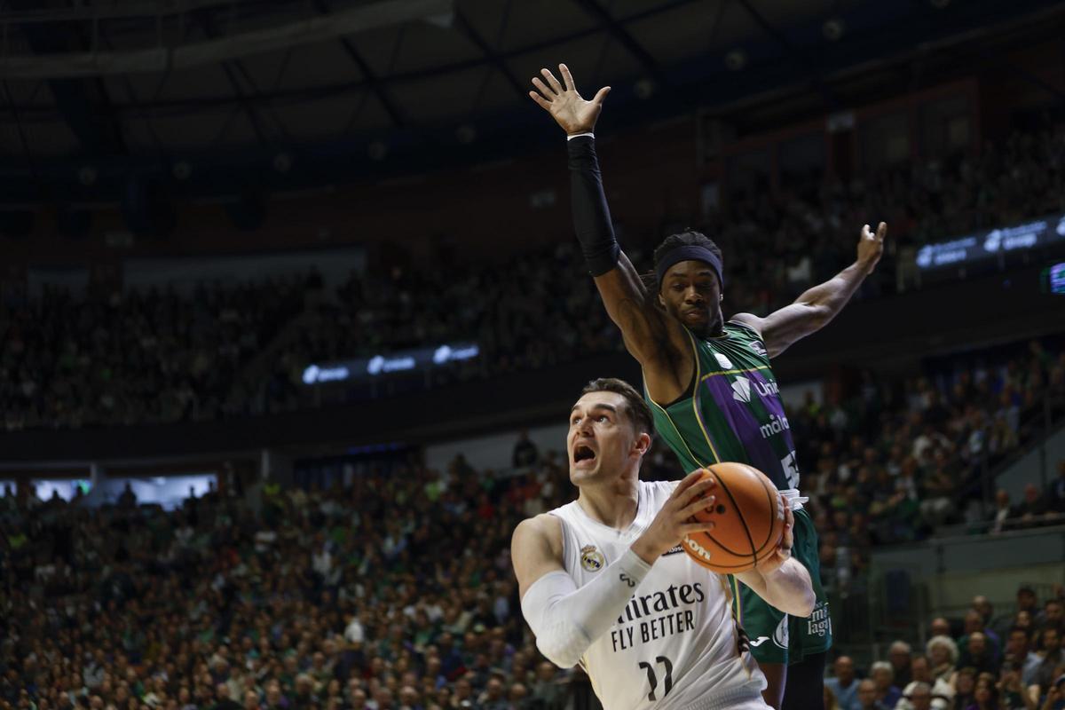 Hezonja entra a canasta en una acción del Unicaja - Real Madrid.