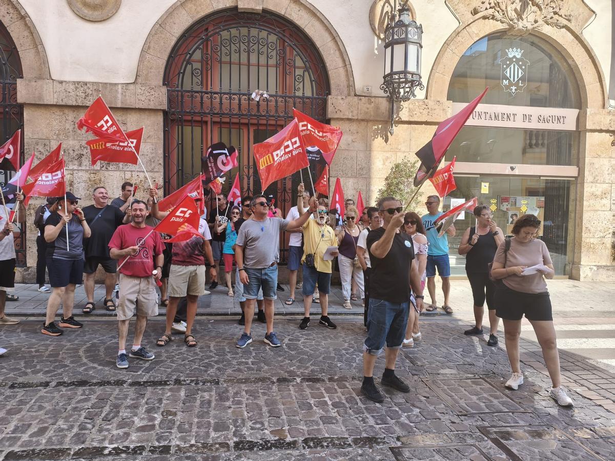 La plantilla se hizo oír este miércoles ante distintas sedes municipales.