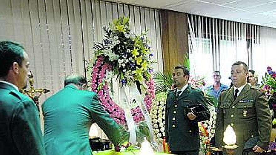El teniente general Atilano Hinojosa impone la condecoración.