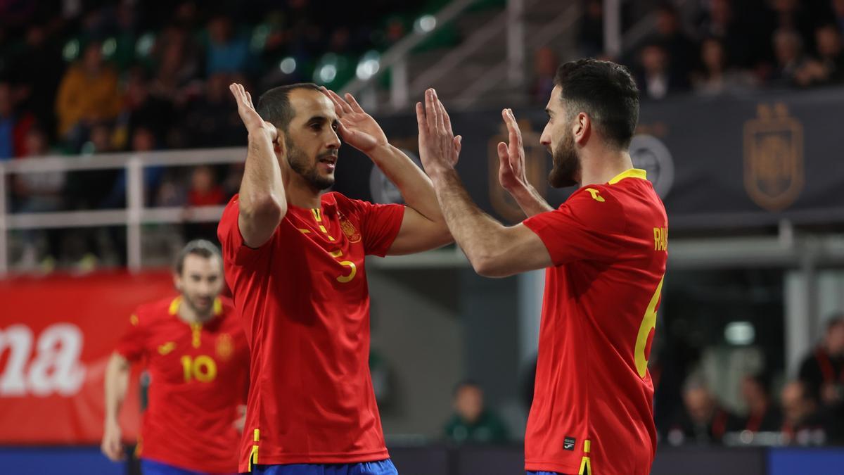 Boyis celebra un gol con Raúl Gómez en el partido entre España y Chipre en Cáceres.