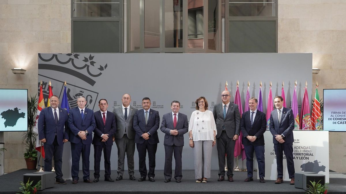 El consejero de la Presidencia, Luis Miguel González Gago, centro, preside el acto de firma de las adendas al convenio del Fondo de Cohesión Territorial con las diputaciones, acto al que asiste el presidente de la diputación de Zamora, segundo por la izquierda.