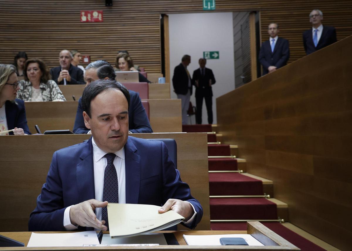 El 'president' de la Generalitat, Juanfran Pérez Llorca, mira los papeles antes de empezar el pleno, este miércoles en las Corts.