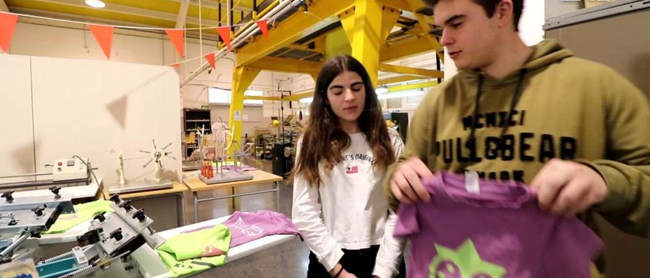 Alumnos del instituto Cotes Baixes de Alcoy confeccionan camisetas con repelente de insectos para Camerún