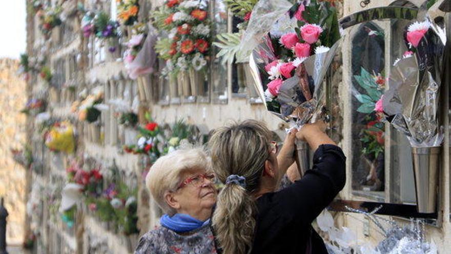 Dues dones posant flors al cementiri de Montjuïc