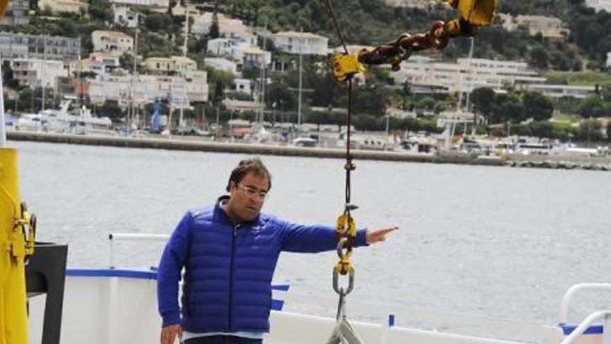 Submergeixen ampolles de vi per estudiar el seu envelliment sota el mar a Roses