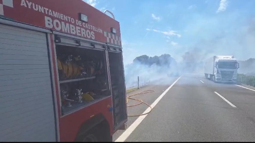 Susto en la AP-7 en Castellón: Arde un vehículo y provoca un incendio en la cuneta