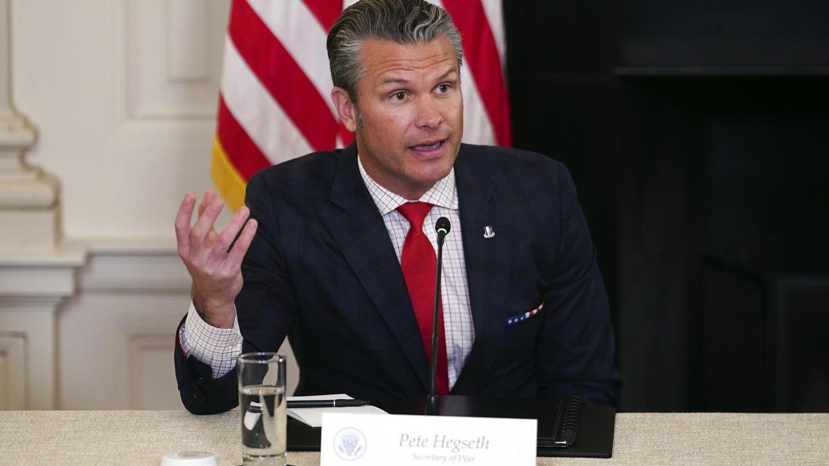 El secretario de Guerra de EEUU dice que estudiará con Pekín un canal de comunicación militar