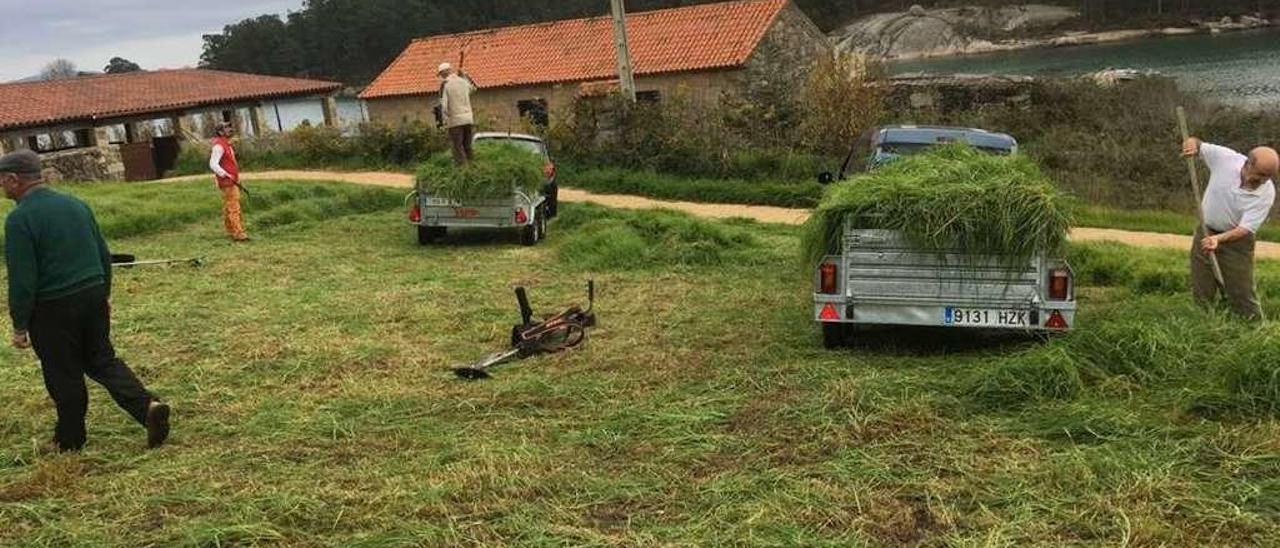 Limpieza del entorno del museo de Moreiras a manos de los comuneros. // FdV