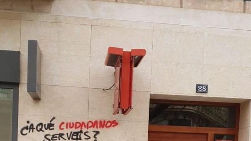 Ciudadanos denuncia &quot;pintadas ofensivas&quot; en la entrada de su sede en Palma