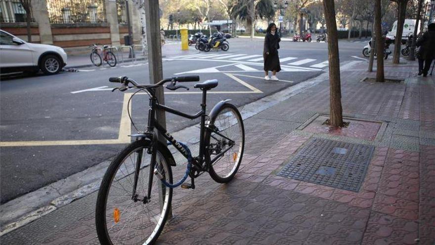 El lunes empiezan las sanciones por aparcar bicis, motos o VMP en las aceras