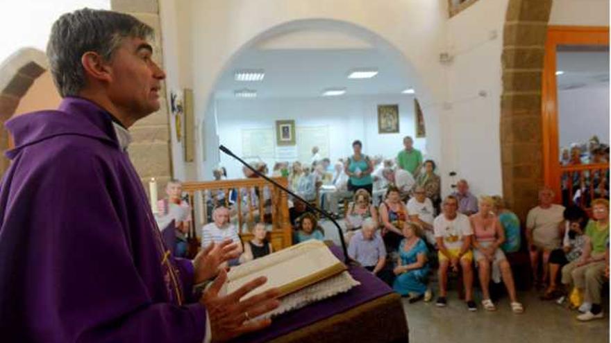 El párroco Ricardo Miranda, en la mañana de ayer, durante la homilía de la misa para los turistas en la iglesia de La Tiñosa. | javier fuentes