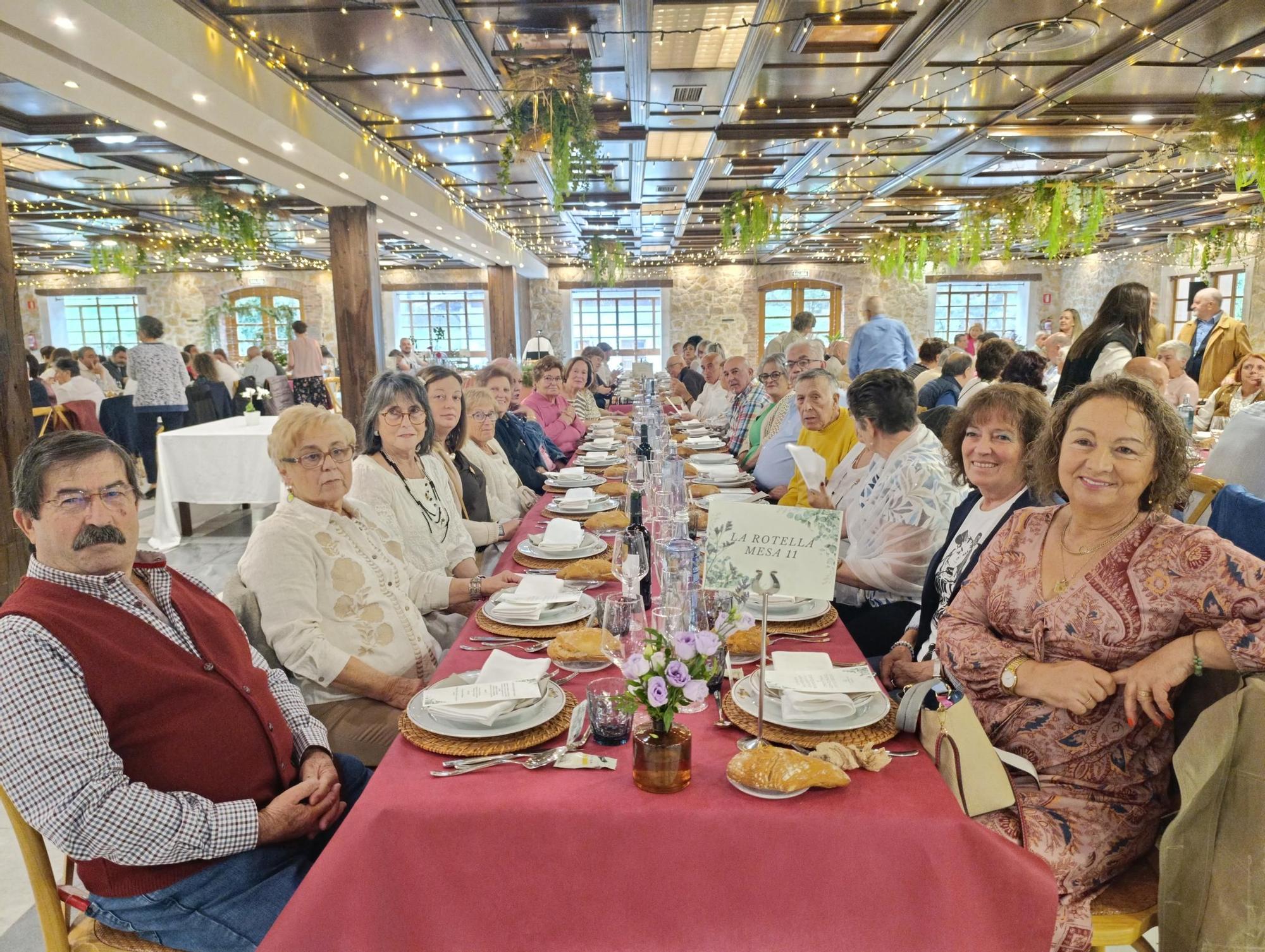 Emotivo y multitudinario homenaje a los sanitarios de Villabona