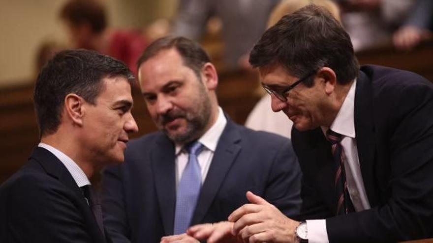 Pedro Sánchez con el valenciano José Luis Ábalos, ayer en el Congreso, donde se votó por mayoría que el líder socialista sea el nuevo presidente de España.