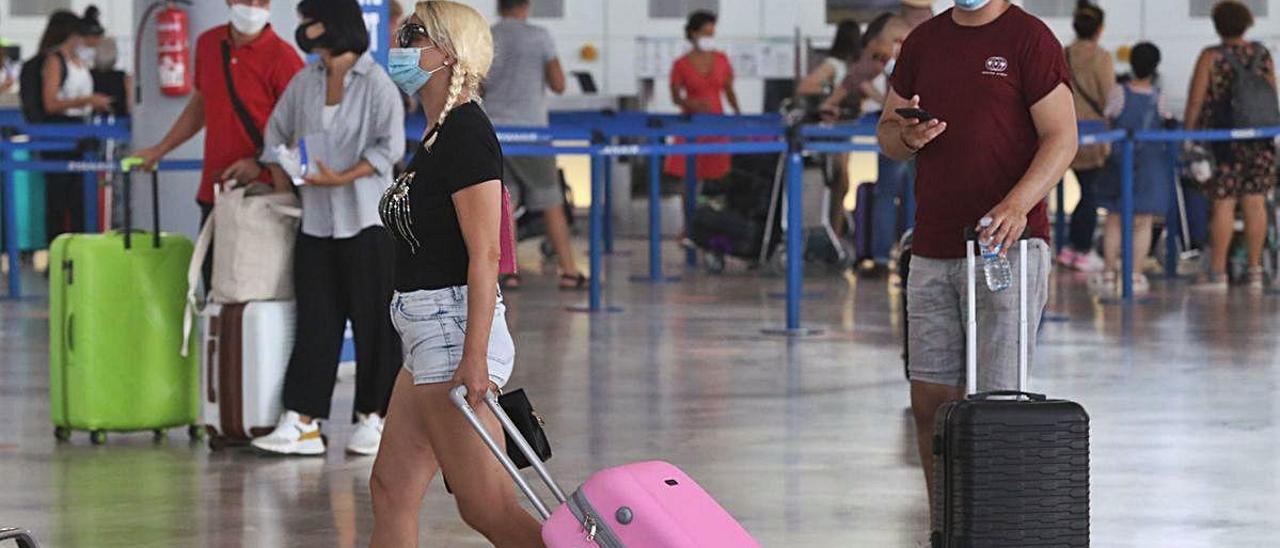 Turistas en el aeropuerto ayer por la mañana.