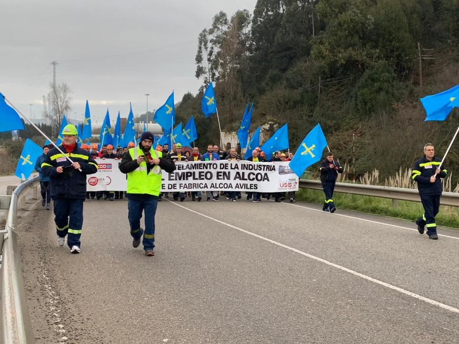 Los trabajadores de Alcoa celebran una marcha hasta Avilés para concentrarse frente al Ayuntamiento