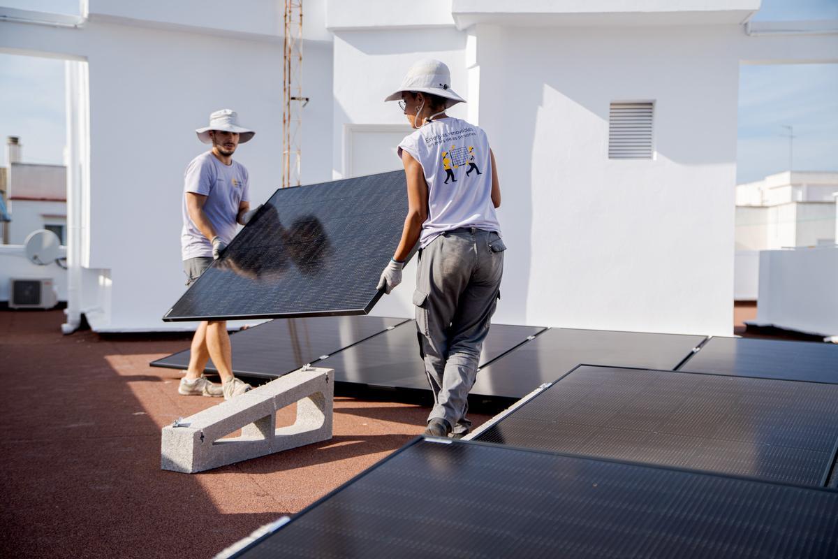 Dos socios de una cooperativa dedicada a la instalación de placas solares, uno de los sectores más en alza.