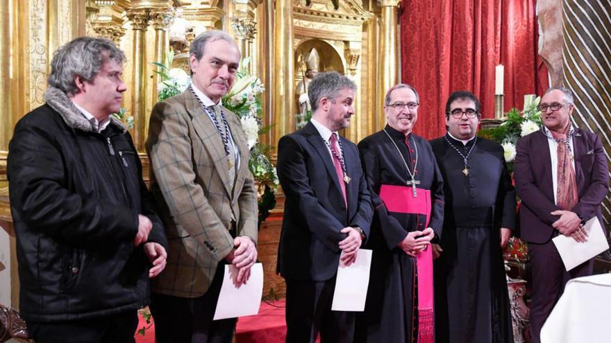 La comisión de la Junta Pro Semana Santa de Zamora y el obispo. | M. A. LORENZO (ARCHIVO)