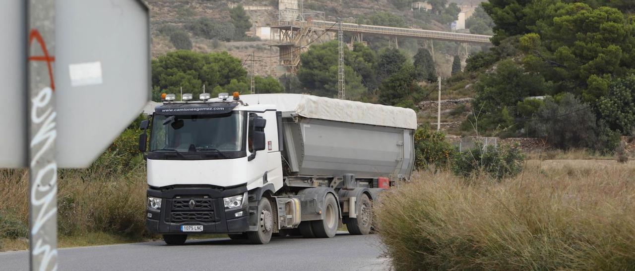 Uno de los camiones, al salir de la cementera ayer. | TORTAJADA