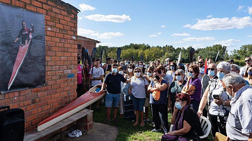 Participantes en el acto de homenaje celebrado ayer en Villaralbo. / JLF