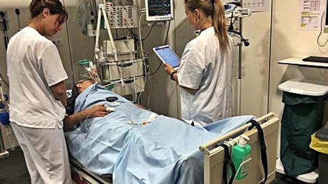 A l'esquerra, els professionals d'Urgències d'Olot; a la dreta, el neuròleg del Trueta examinant el pacient a distància.