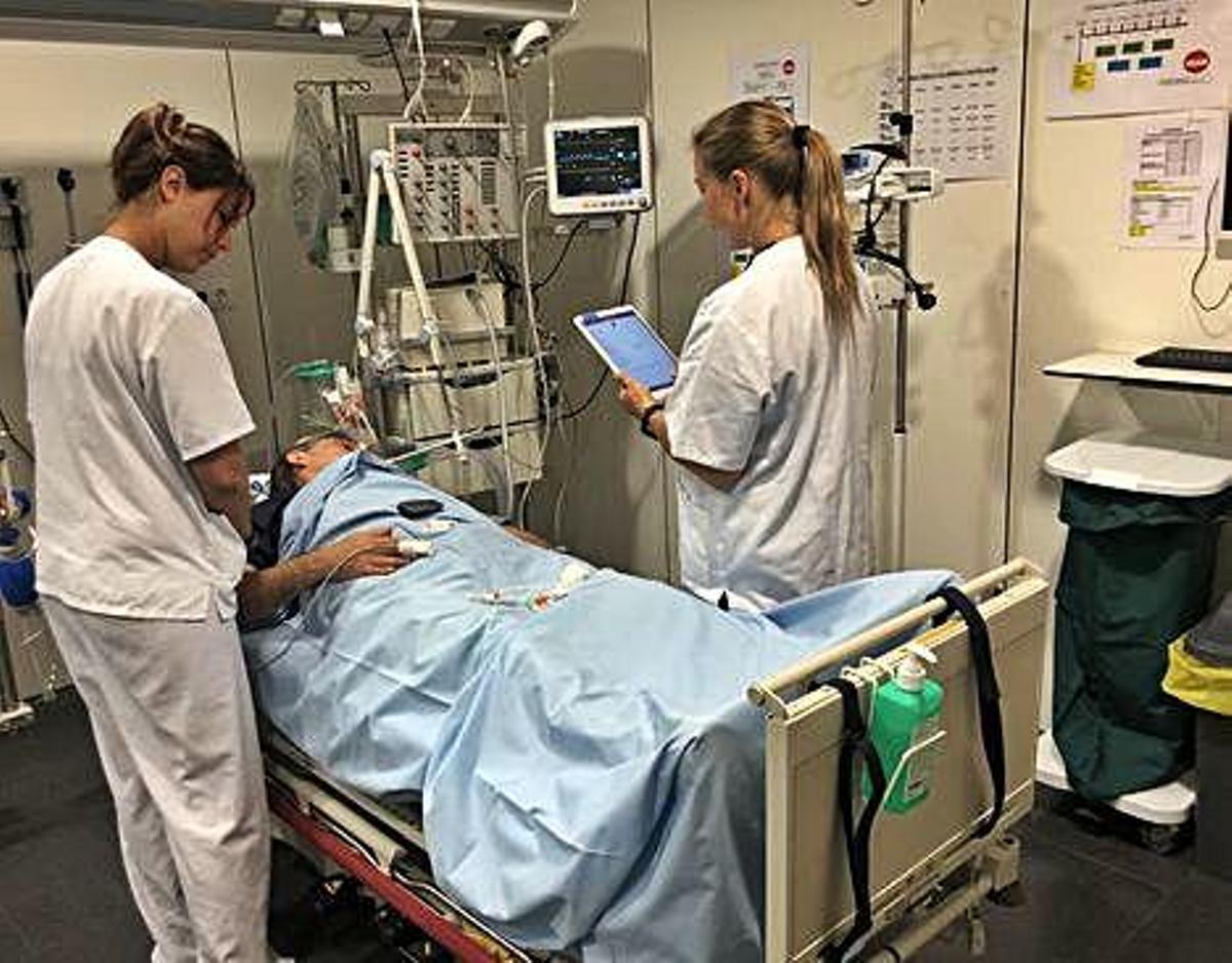 A l'esquerra, els professionals d'Urgències d'Olot; a la dreta, el neuròleg del Trueta examinant el pacient a distància.