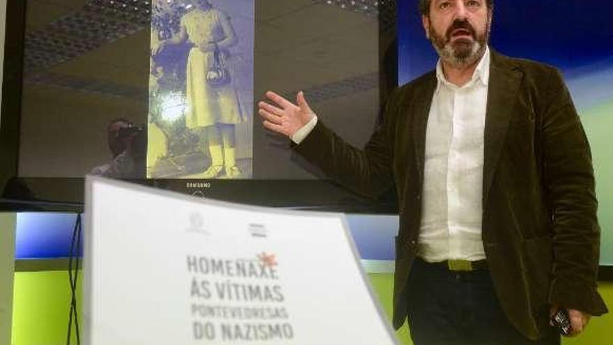 El concejal Luis Bará en la presentación del acto de homenaje. // R.V.