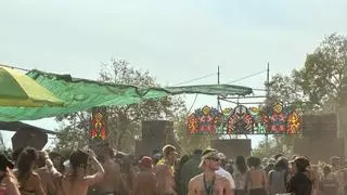 Una 'rave ilegal' desborda por completo La Granja: "Hay más de 3.000 personas, se están bañando desnudos en la piscina natural"
