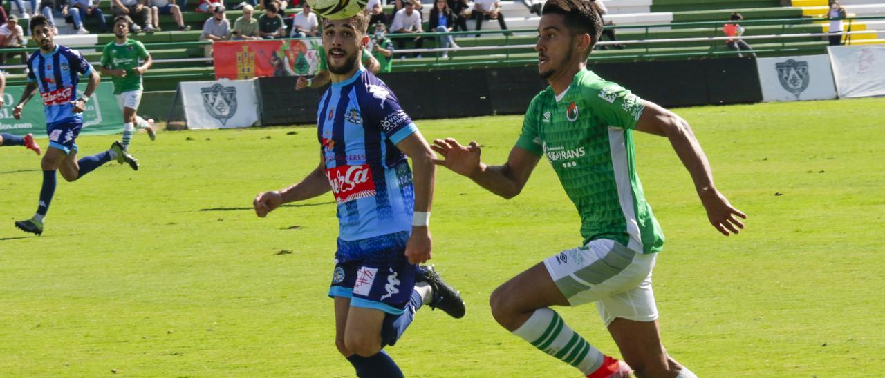 Jorge Barba, con Melli, del Coria, en el partido liguero.