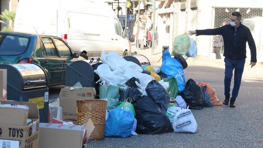 Continuen les converses per intentar aturar la vaga indefinida d&#039;escombraries a Figueres