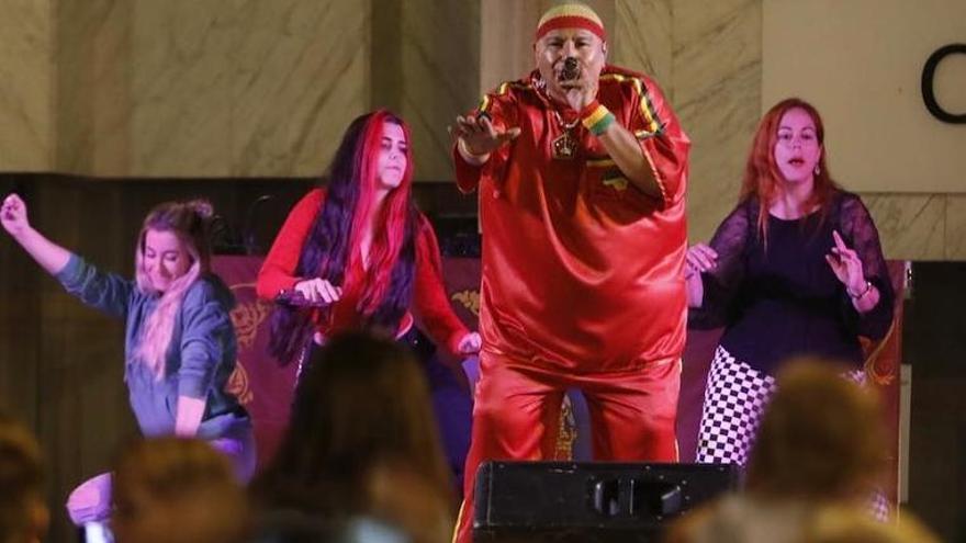 El popular artista latinoamericano Alan Duffy, King África, durante una actuación