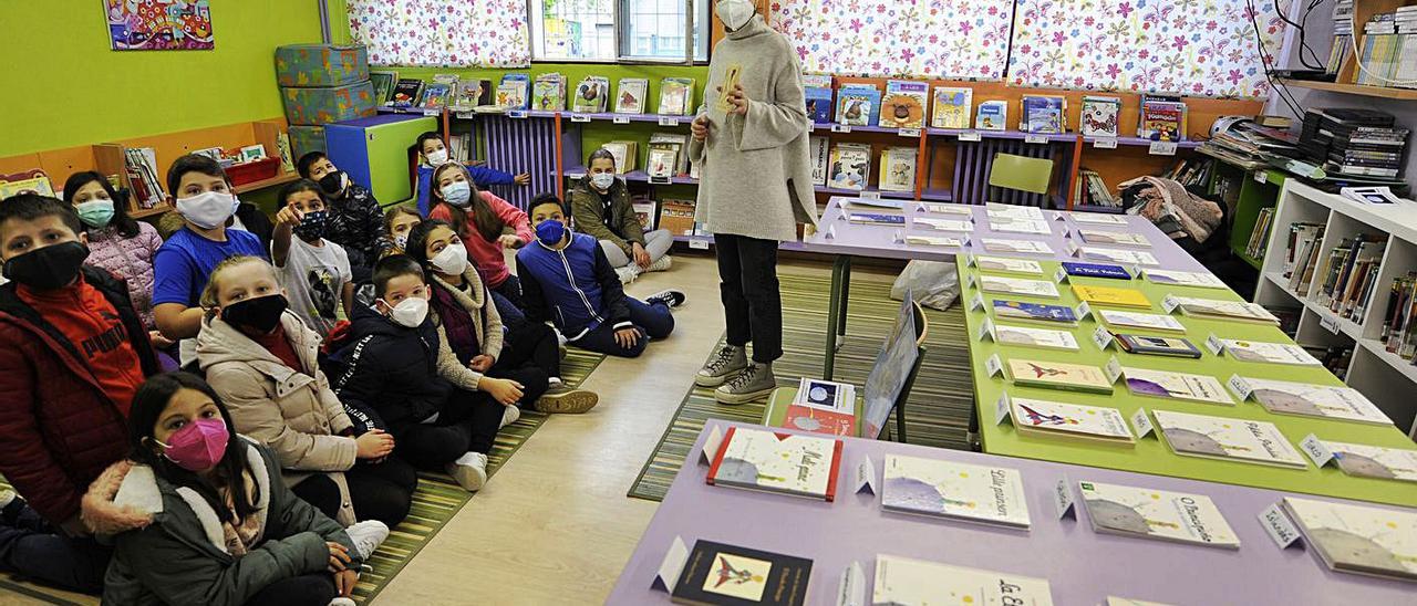 La profesora Noa Fuertes se dirige a los alumnos del CEIP de Silleda junto a la exposición de “El Principito” (arriba). Lectura de estudiantes del mismo centro (abajo).  | // BERNABÉ/JAVIER LALÍN