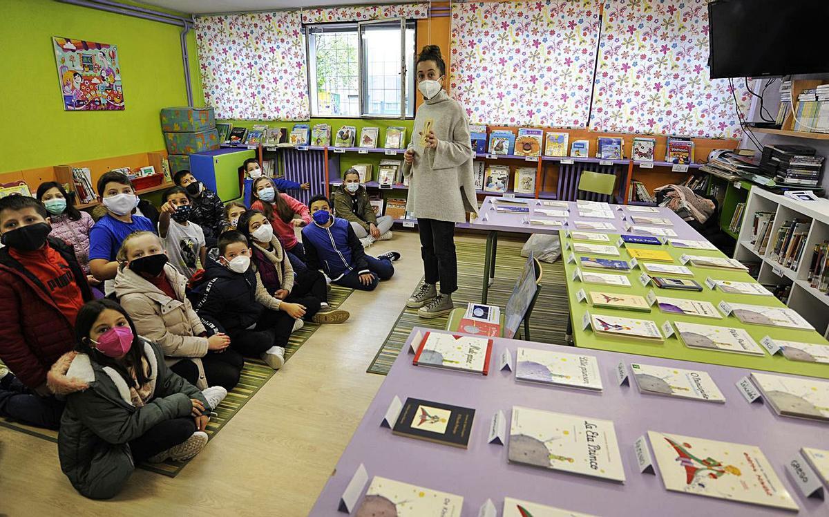 La profesora Noa Fuertes se dirige a los alumnos del CEIP de Silleda junto a la exposición de “El Principito” (arriba). Lectura de estudiantes del mismo centro (abajo).  | // BERNABÉ/JAVIER LALÍN