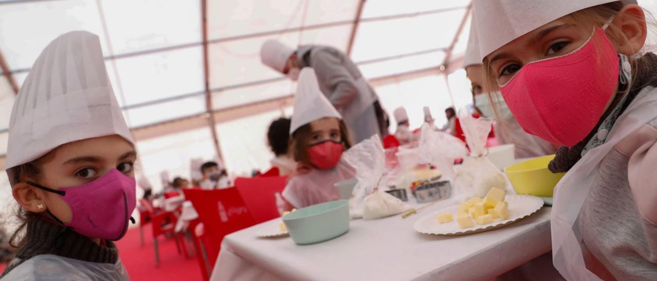 Un grupo de niños siguiendo las instrucciones del taller de cocina.