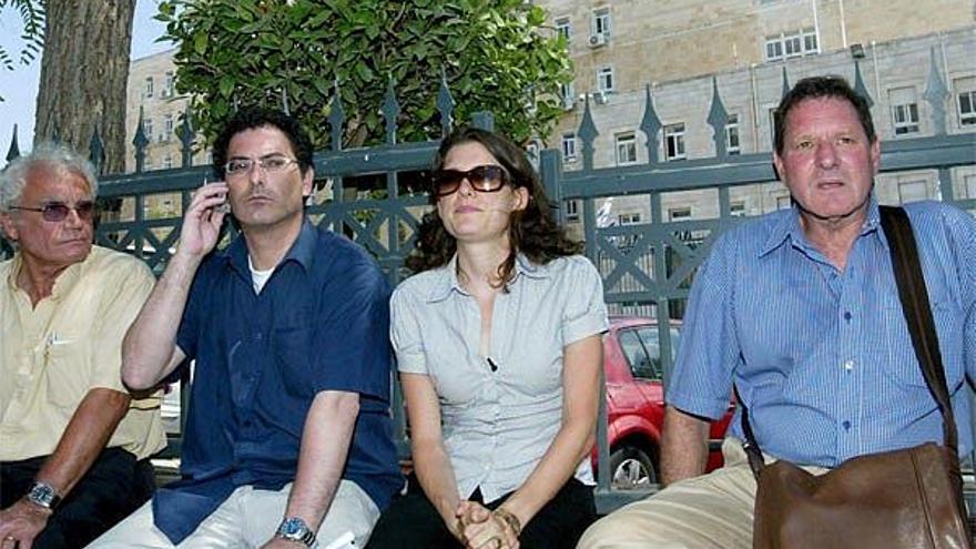 Familiares de los dos soldados israelíes secuestrados esperan en el exterior de la oficina de Olmert.