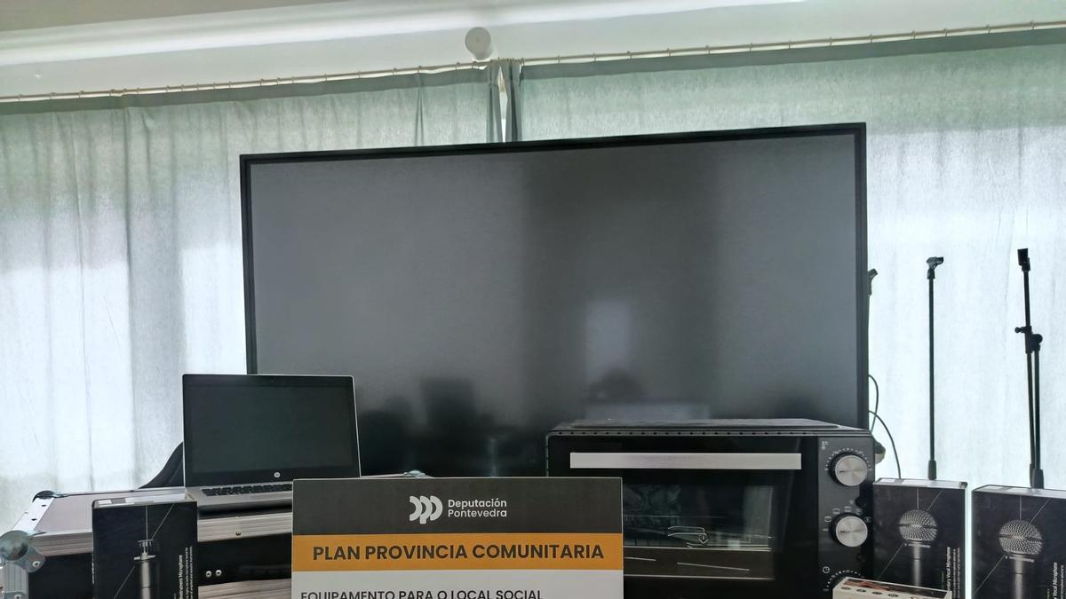 Equipos informáticos y electrónicos adquiridos por la asociación de vecinos.
