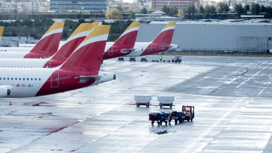 Un vehículo de 'handling' de Iberia.