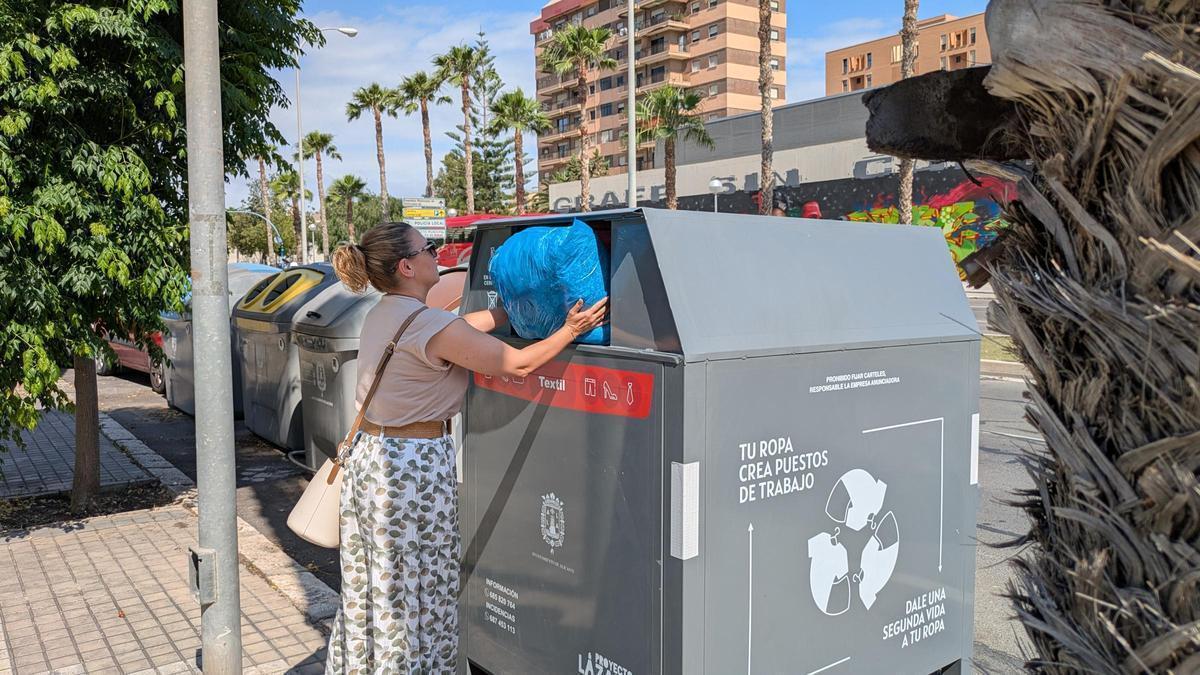 Ropa, calzado, complementos y textil del hogar pueden tener una segunda vida gracias al servicio gestionado por el Ayuntamiento de Alicante y Proyecto Lázaro.