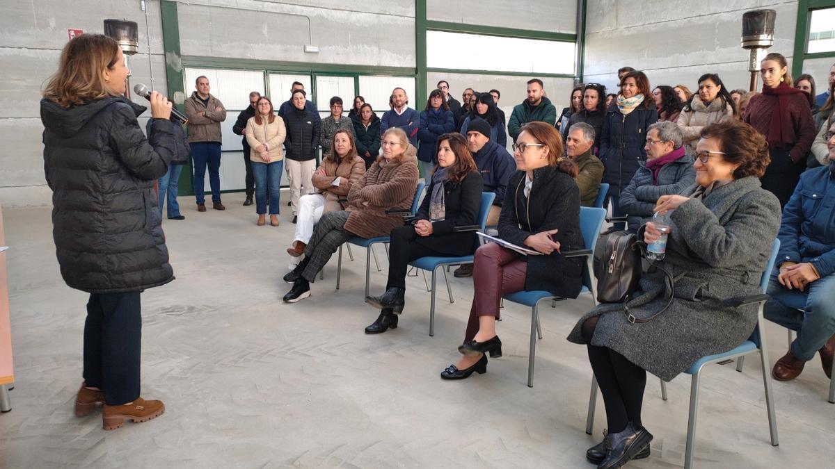 Un momento de la visita de Eloisa del Pino al IAS de Córdoba