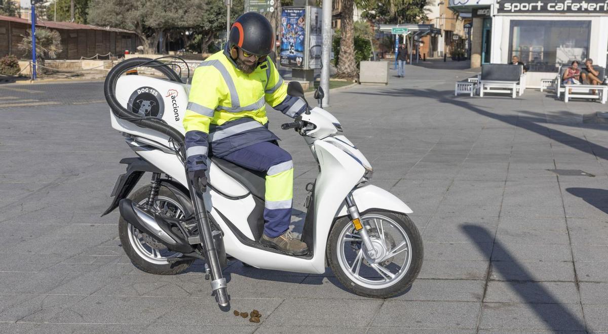 Servicio de motocaca de recogida de excrementos en la vía pública