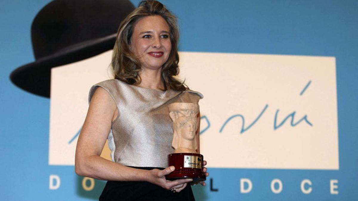 La escritora madrileña Almudena de Arteaga recoge su galardón en la gala de los Premios Azorín.