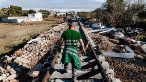 Un hombre camina por unas vías de tren en una zona afectada por la DANA, a 2 de noviembre de 2024, en Chiva, Valencia, Comunidad Valenciana (España).