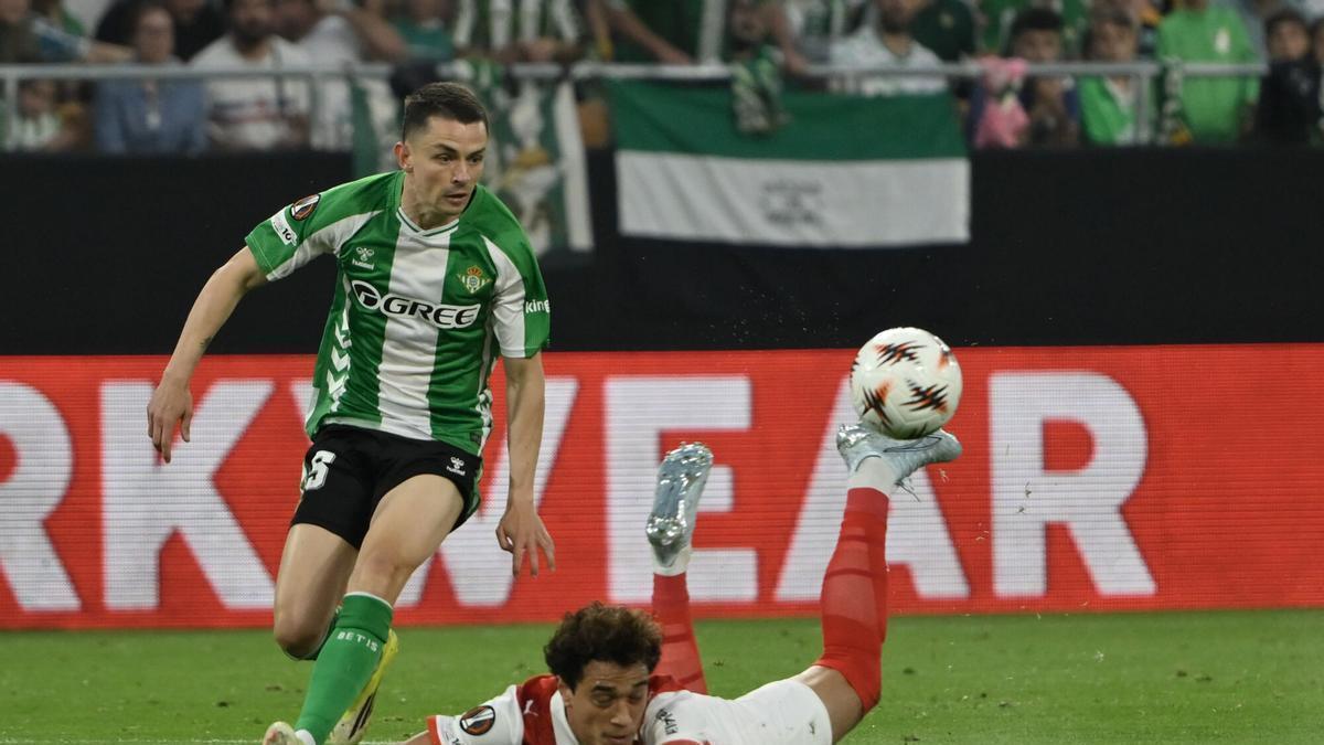 SEVILLA, 16/04/2026.- El centrocampista del Betis Álvaro Fidalgo (i) pelea un balón con el defensa del Braga Vitor Carvalho, durante el partido de vuelta de cuartos de final de la Liga Europa disputado entre Real Betis y SC Braga en el estadio de La Cartuja, en Sevilla. EFE/Raúl Caro