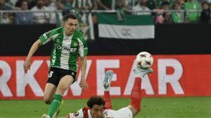 SEVILLA, 16/04/2026.- El centrocampista del Betis Álvaro Fidalgo (i) pelea un balón con el defensa del Braga Vitor Carvalho, durante el partido de vuelta de cuartos de final de la Liga Europa disputado entre Real Betis y SC Braga en el estadio de La Cartuja, en Sevilla. EFE/Raúl Caro