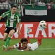 SEVILLA, 16/04/2026.- El centrocampista del Betis Álvaro Fidalgo (i) pelea un balón con el defensa del Braga Vitor Carvalho, durante el partido de vuelta de cuartos de final de la Liga Europa disputado entre Real Betis y SC Braga en el estadio de La Cartuja, en Sevilla. EFE/Raúl Caro