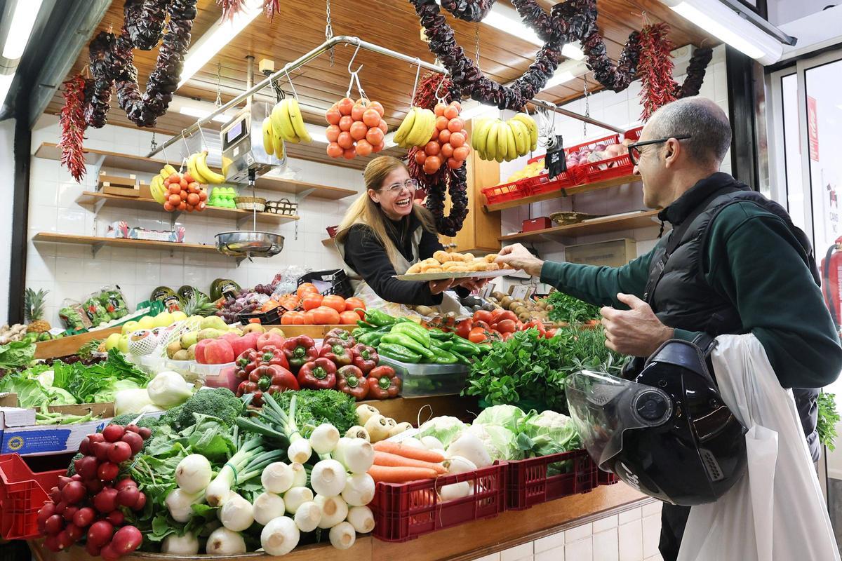 María José Roig ofrece bueñuelos a sus clientes.