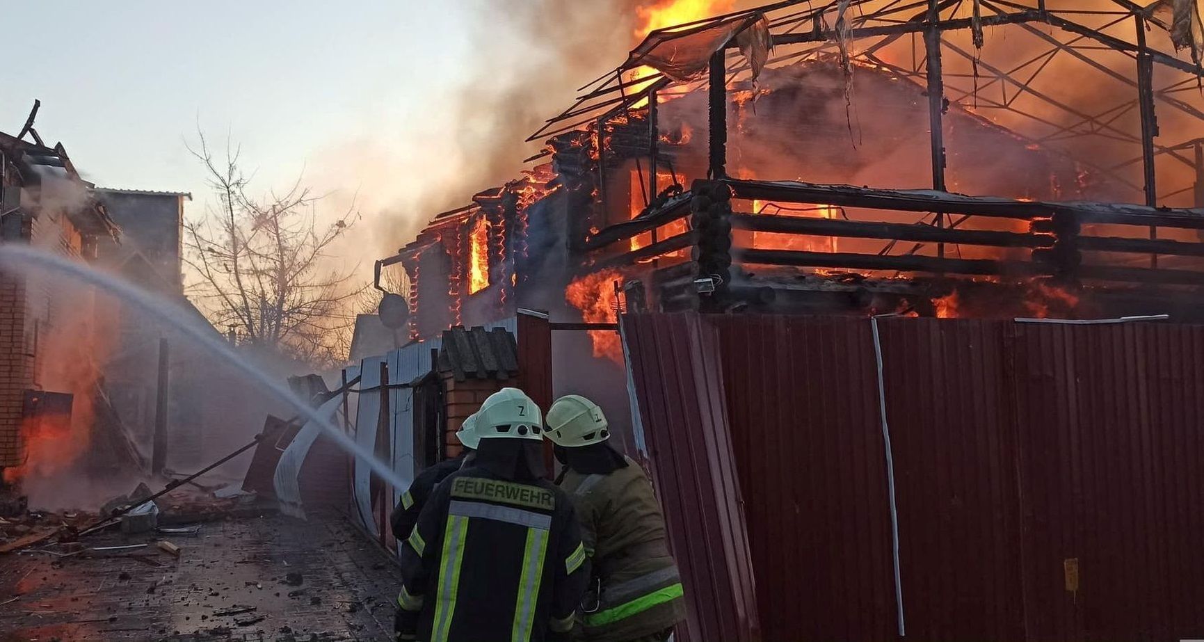 Equipos de rescate tratan de sofocar un incendio provocado por un bombardeo en Kiev.