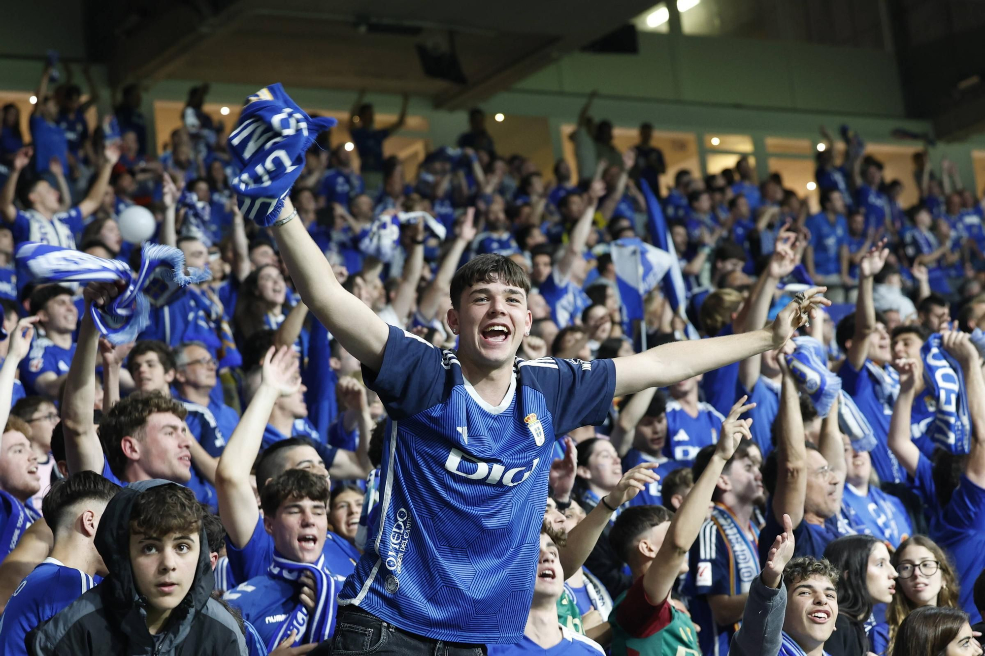 EN IMÁGENES: Así se vivió en el Carlos Tartiere la noche del ascenso del Oviedo a Primera División 24 años después