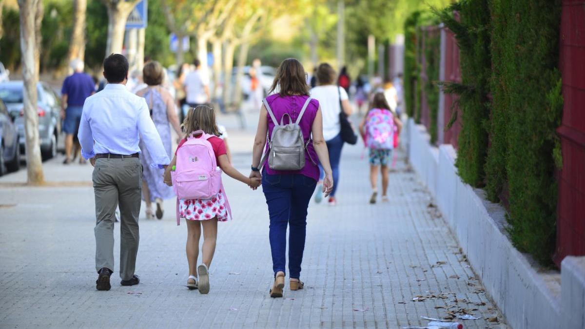 Intenta llevar a su hijo al colegio pese a no tener el resultado de su PCR